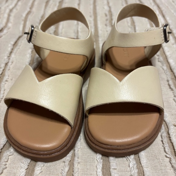 Old Navy Sandals Scalloped Cream Tan Toddler Baby Girl Shoe Size 8 LIKE NEW - Picture 7 of 8